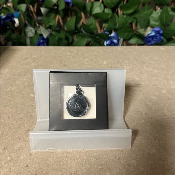 NIB CHANEL Beauty Bag Charm - Picture 1 of 7
